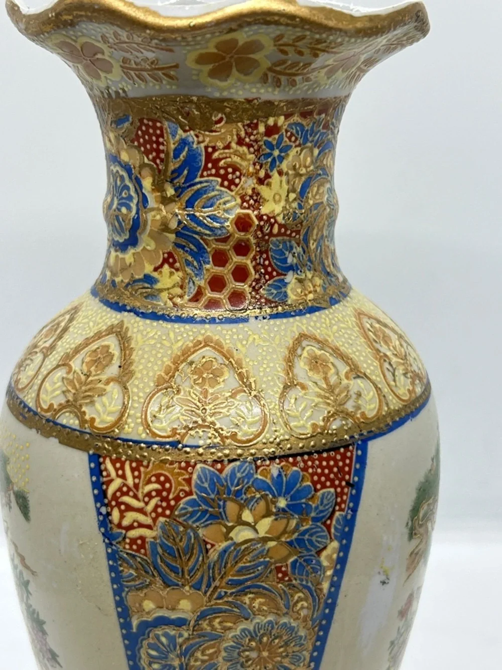 LARGE  SATSUMA 10-INCH HAND PAINTED  MID-20TH CENTURY VASE AMAZING ARTWORK!